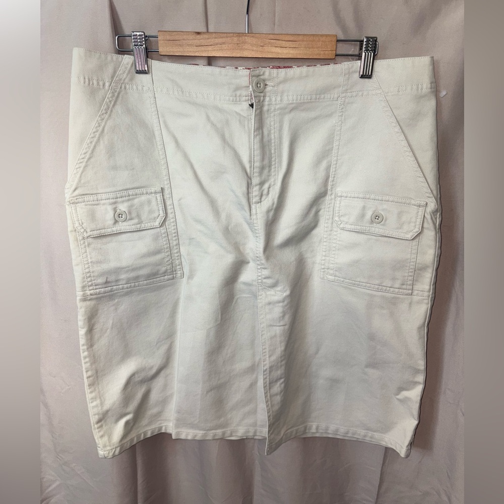 NWOT Old Navy Women's Cargo Shorts in Cream Size 16 Middle Slit